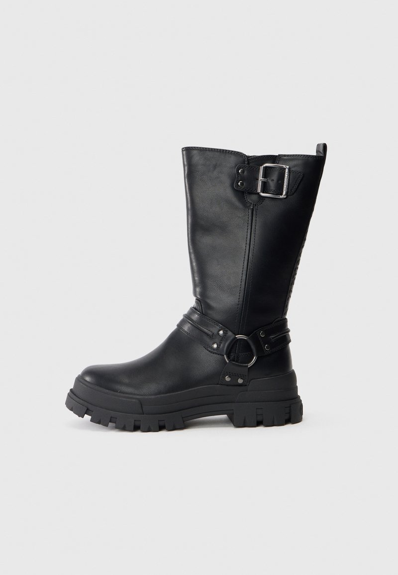 Čierne kožené čižmy do kolien s robustnou gumovou podrážkou, s postranným prackovým detailom a textúrovaným povrchom.