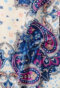 Ύφασμα με περίπλοκα σχέδια πεϊσλί και λουλουδιών σε μπλε, ροζ, ροδακινί και λευκό, με πτυχώσεις και ομαλή υφή.