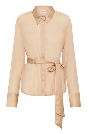 Blusa de manga larga en beige claro con cuello de satén, puños, botones ocultos y cinturón atado en la cintura.