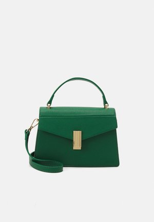 Sac à main en cuir vert avec poignée supérieure, fermoir rectangulaire doré et bandoulière amovible sur fond blanc.