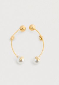 Kuldtooni kõverad lõhikud, mille ühes otsas on kuldne pall ja teises otsas valge pärl, millel on kuldne logo.