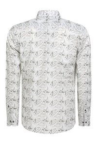 Biała koszula z długimi rękawami, z szarym i jasnobrązowym abstrakcyjnym wzorem liści, widoczna z tyłu, z zapiętymi mankietami i klasycznym kołnierzykiem.