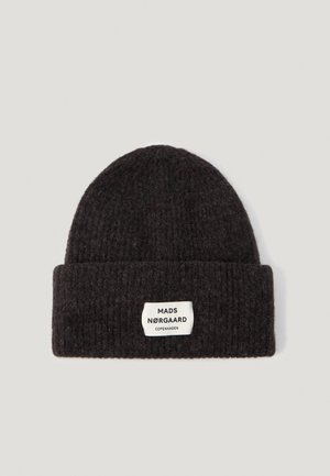 Dzianinowa czapka w ciemnoszarym kolorze z podwiniętym brzegiem, z haftowaną białą etykietą z napisem "MADS NØRGAARD COPENHAGEN." Miękka tekstura.