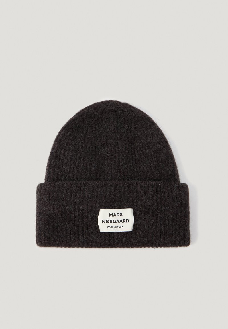 Πλεχτό σκουφάκι σκούρου γκρι χρώματος με διπλωμένο χείλος, με ραμμένη λευκή ετικέτα που γράφει «MADS NØRGAARD COPENHAGEN». Μαλακή υφή.