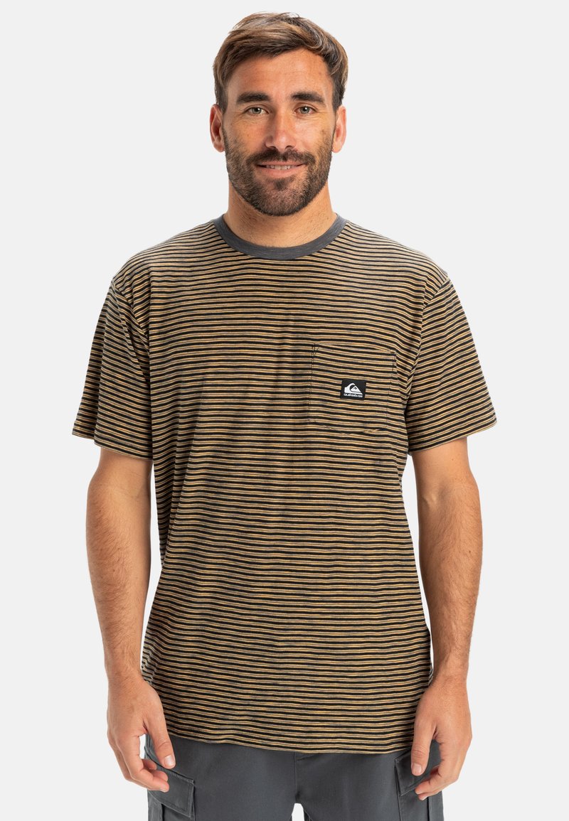 Bruine en marineblauwe gestreepte t-shirt van zacht katoen, met een ronde hals en een klein zakje met een logo aan de linkerkant.