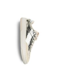 Baskets argentées métalliques avec un motif craquelé, texture lisse, accents crème et une semelle épaisse en caoutchouc blanc. Design à lacets.