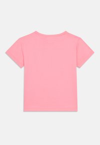 Κοντομάνικο μπλουζάκι από βαμβάκι σε έντονο ροζ χρώμα. Διαθέτει στρογγυλή λαιμόκοψη και λεία υφή. Μινιμαλιστικός σχεδιασμός χωρίς επιπλέον λεπτομέρειες.