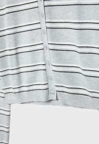 Cardigan gris clair avec des rayures horizontales blanches et noires, doté d'une fermeture à boutons sur le devant avec de petits boutons blancs.