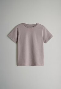 Camiseta de manga corta en suave algodón color malva claro. Presenta un cuello redondo y un dobladillo recto con costuras simples y limpias. Fit casual y textura suave.