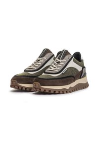 Scarpe sportive marroni e grigie con una parte superiore testurizzata, pannelli a contrasto, chiusura con lacci e suola in gomma resistente.