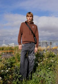 Nike Sportswear SPORTSWEAR CLUB FLEECE - Sweatshirt com capuz - braun/weiss