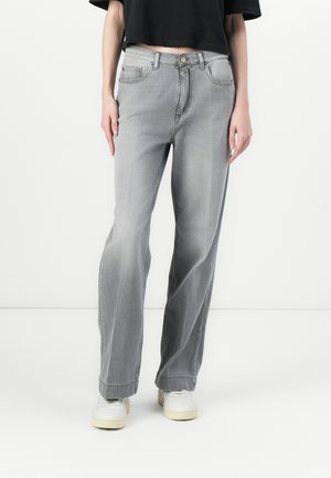 Grijze recht gesneden jeans van denim, voorzien van voorzakken, een knoopsluiting en subtiele vervaging voor textuur. Gemen met witte sneakers.