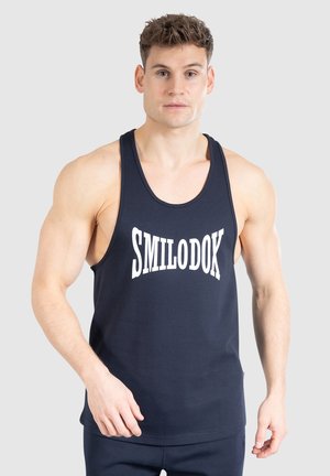 Granatowy top na ramiączkach wykonany z mieszanki bawełny, z szerokimi wycięciami na ramionach i dużym białym grafiką "SMILODOK" z przodu.