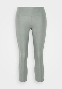 Leggings verde claro de tres cuartas con una tela suave y elástica, con una cinturilla ancha y sin patrones ni acentos visibles.