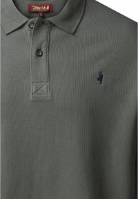 Siva polo majica napravljena od teksturirane tkanine. Ima tri dugmeta, izvezeni logo s lijeve strane i ovratnik.