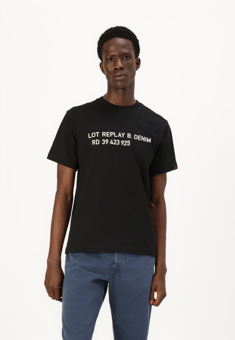Svart bomull T-skjorte med hvit tekst "LOT REPLAY B. DENIM RD 39 423 925" på framsiden; kortermet og rund hals.