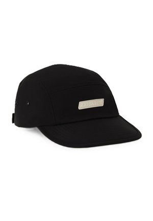 Gorra negra de cinco paneles con visera curvada y parche rectangular beige con el logo "Dickies" en el centro delantero.