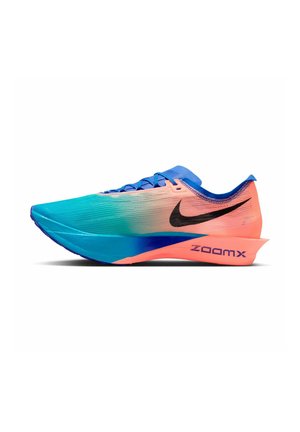 Zapatilla de running con parte superior en degradado azul y rosa, cordones azules, logo negro de Nike y suela gruesa marcada con "ZoomX" en colores rosa y azul.