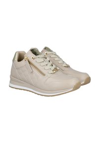 Zapatillas beige de caña baja con lados acolchados, cordones beige, cremallera y acentos dorados, y suelas de goma blancas y tostadas, inclinadas hacia la derecha.