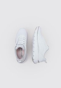 Scarpe sportive bianche con tomaia in rete traspirante, chiusura con lacci, soletta in schiuma memory e suola ammortizzata con dettagli in gomma per una buona aderenza.