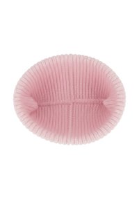 Bol en tricot rose avec une texture lisse et un motif ribbé. Forme ovale avec un bord légèrement plus large, conçu pour un usage décoratif.