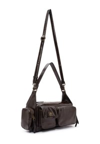 Borsa a tracolla in pelle marrone con un comparto principale, due tasche frontali e una tracolla regolabile. Presenta hardware color oro e un accento con logo.
