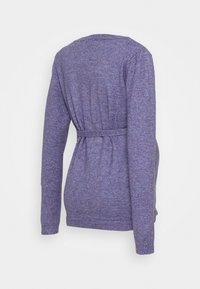 Pull-over violet à manches longues, maille texturée, taille cintrée et forme effilée. Doté d'un col rond et d'un ourlet côtelé.