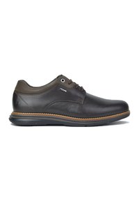Zapatos de cuero marrón con un diseño elegante, acentos en marrón claro y una superficie texturizada. Presentan una suela de goma y cierre con cordones.