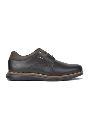 Zapatos de cuero marrón con un diseño elegante, acentos en marrón claro y una superficie texturizada. Presentan una suela de goma y cierre con cordones.