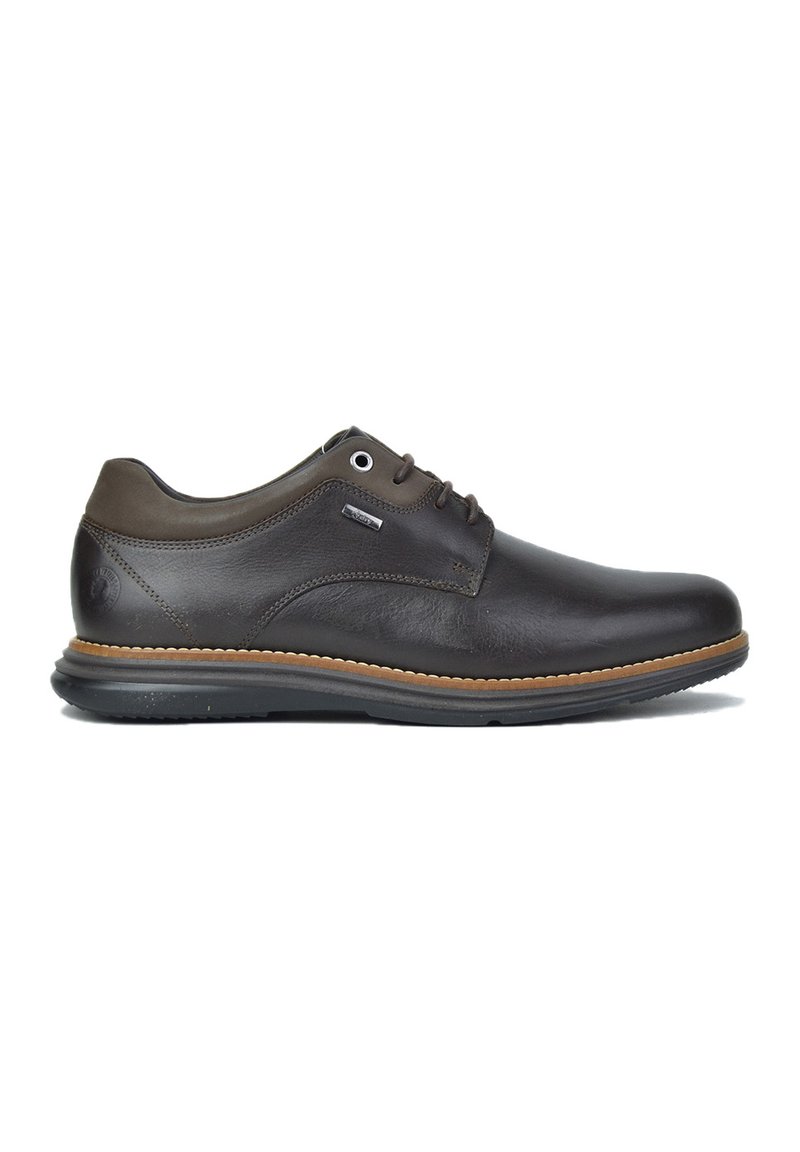 Zapatos de cuero marrón con un diseño elegante, acentos en marrón claro y una superficie texturizada. Presentan una suela de goma y cierre con cordones.