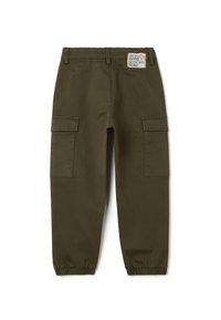Olivgrüne Cargo-Hosen mit elastischen Bündchen, vier großen aufgenähten Taschen und einem gewebten Etikett am Bund. Hergestellt aus strapazierfähigem Baumwollmaterial.