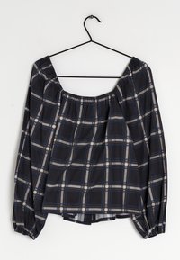 Schwarz-blaue karierte Bluse mit elastischem Ausschnitt und langen, gerafften Ärmeln. Hergestellt aus leichtem Stoff mit glatter Textur.
