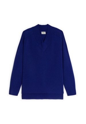 V-hals, langemouwen trui in helderblauw. Gebreide textuur met ribbelaccenten bij de kraag en zoom. Zachte, lichte stof.