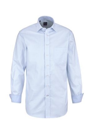 Hellblaues Herrenhemd mit dünnen weißen vertikalen Streifen, langen Ärmeln, Knopfleiste vorne und einer Brusttasche auf der linken Seite.