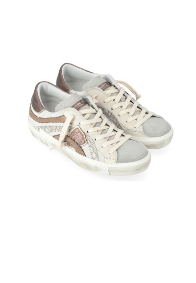 Baskets décontractées basse en cuir suédé beige, marron et gris, avec des lacets crème et une semelle texturée sur fond blanc.