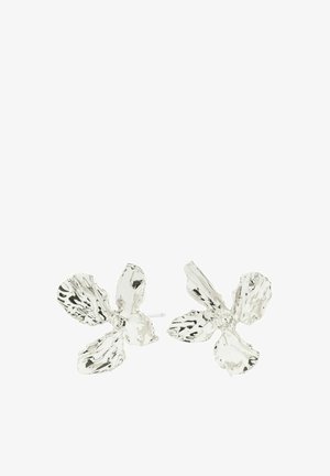 Boucles d'oreilles en argent en forme de fleur avec une surface texturée et un design de pétales complexe. Présentent des fermoirs à tige pour un maintien sécurisé.