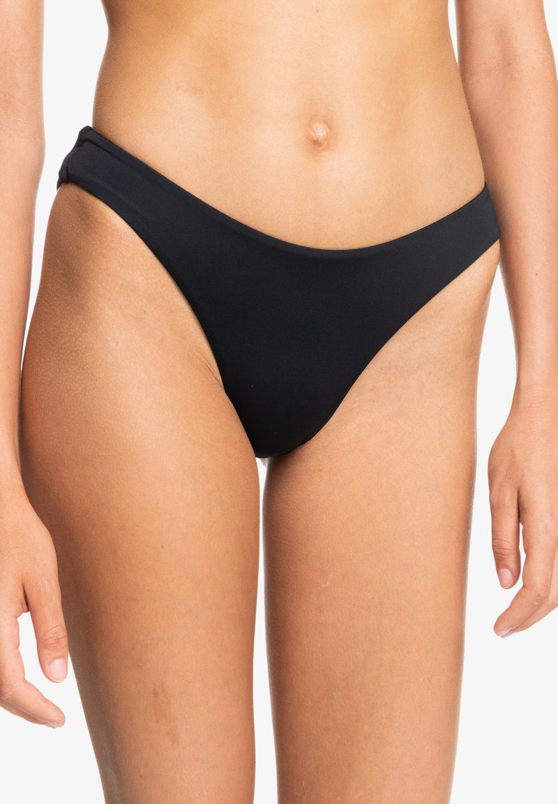 Czarne majtki bikini o wysokim kroju, gładkiej teksturze i minimalnym wycięciu w okolicy bioder. Prosty, elastyczny pas bez wzorów.