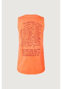 Pomarańczowa koszulka na ramiączkach z wyraźnym, ciemniejszym napisem na plecach, ozdobionym grafiką i różnorodnymi stylami czcionek, wykonana w 100% z bawełny.