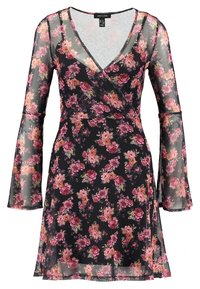 Floralkleid aus transparentem schwarzem Stoff mit langen, ausgestellten Ärmeln. Hat ein Wickeldesign mit rosa und pfirsichfarbenen Rosen in einem verstreuten Muster.
