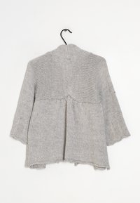 Cárdigan de punto de color gris claro con un corte relajado, que presenta mangas tres cuartos, un escote redondeado y una sutil textura acanalada.