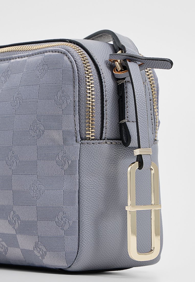 Grå mönstrad crossbody-väska med texturerad yta, guld dragkedjedetalj och guld hardware-accent. Kompakt rektangulär design.