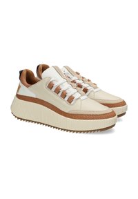 Sneaker in pelle bianca con accenti beige testurizzati, dotate di una suola spessa a coste e dettagli di lacci intrecciati, progettate per il massimo comfort.