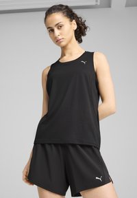Canottiera sportiva nera con scollatura rotonda e logo argento, abbinata a pantaloni corti neri con spacchi laterali e logo argento sull'orlo.