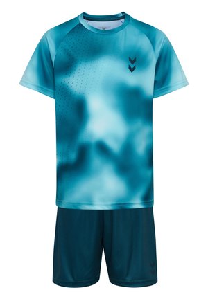 Kurzes taubenblaues Sporttrikot mit abstraktem dunkelblauem Muster und passenden einfarbigen dunkelblauen Shorts.