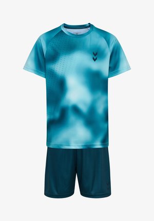 Kortærmet sportstrøje i grønblå med abstrakt mønster i mørkeblå og matchende ensfarvede mørkeblå shorts.