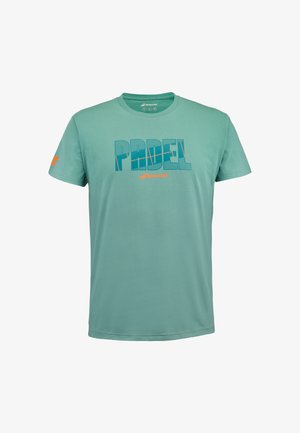 Lys grøn kortærmet T-shirt lavet af bomuld med "PADEL" grafik i blå og orange på forsiden; glat tekstur, crew neck design.
