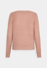 Pull en tricot rose à manches longues, encolure ronde, bords côtelés et finition texturée, présentant un design simple et uni.