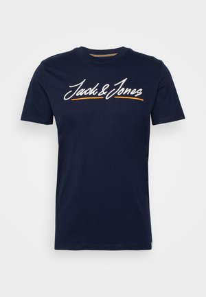 T-shirt en coton bleu marine à manches courtes, avec le logo "Jack & Jones" brodé en blanc et orange sur la poitrine.