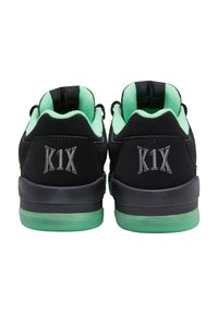 Czarne sneakersy z miętowymi akcentami. Projekt charakteryzuje się gładką cholewką, zaokrąglonym kształtem i wzmocnioną piętą. Logo "K1X" umieszczone z tyłu.