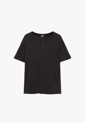 Čierna krátka košeľa s okrúhlym výstrihom a prednou légou so tromi gombíkmi, vyrobená z mäkkej látky.